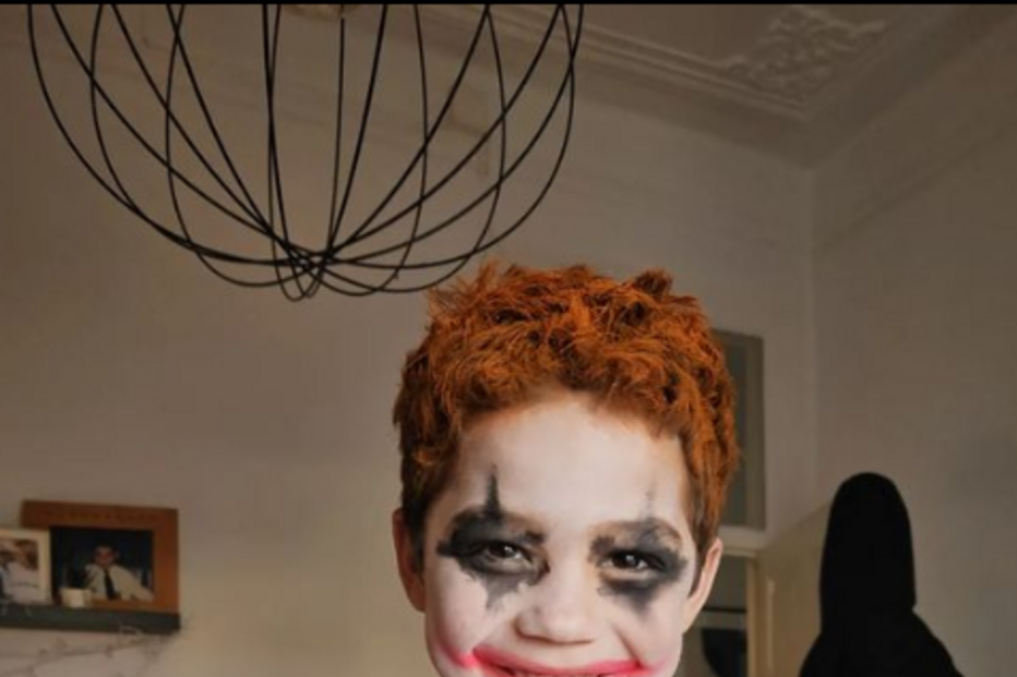O filho de Ana Marta Ferreira, Vasco, com a máscara de Joker