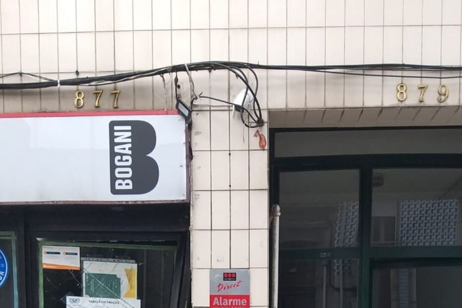 Carro destruiu a fachada de um café 