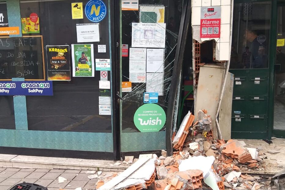 Carro destruiu a fachada de um café 