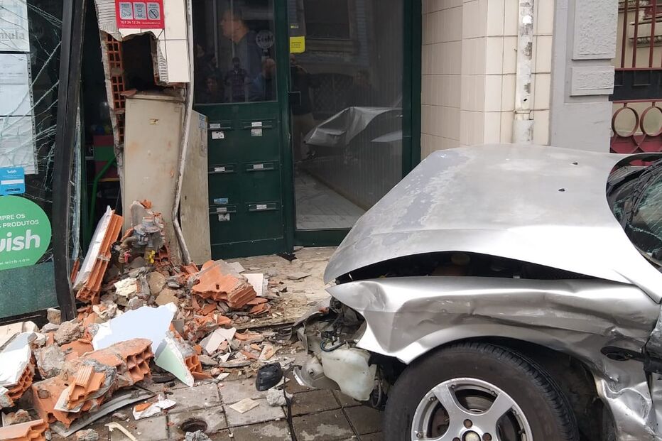 Carro destruiu a fachada de um café 
