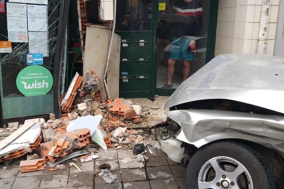 Carro destruiu a fachada de um café 