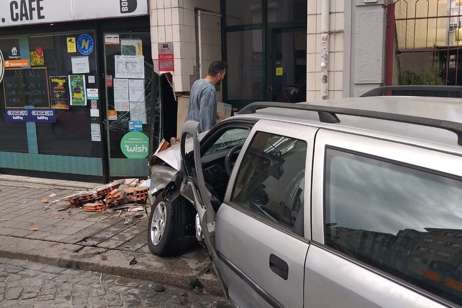 Carro destruiu a fachada de um café 