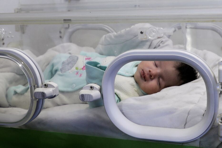 Tios adotam bebé resgatada dos escombros na Síria