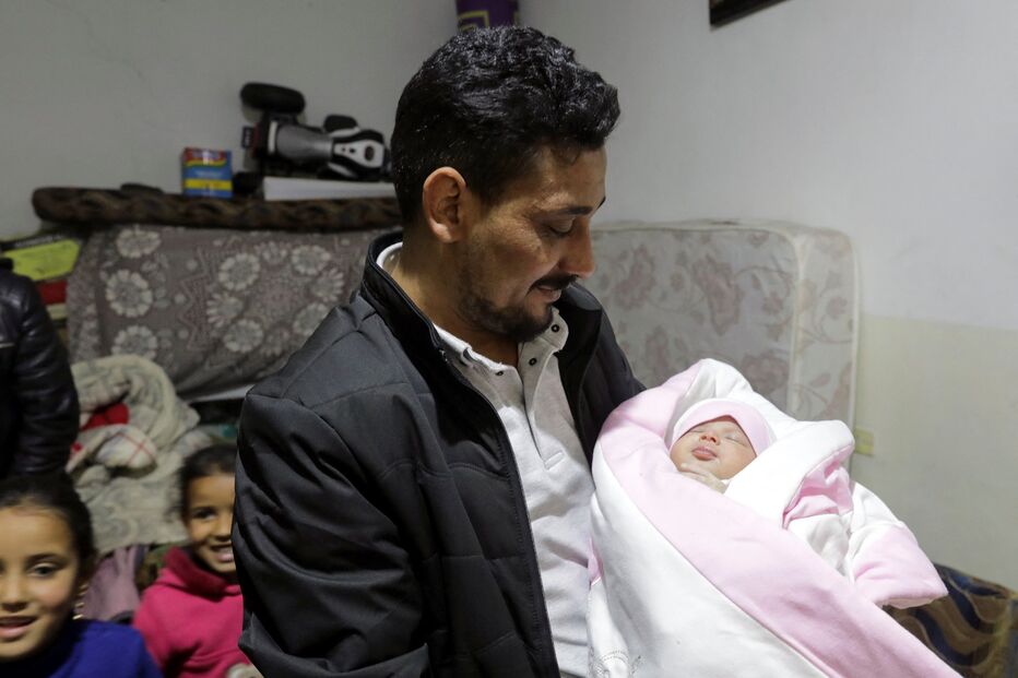 Tios adotam bebé resgatada dos escombros na Síria