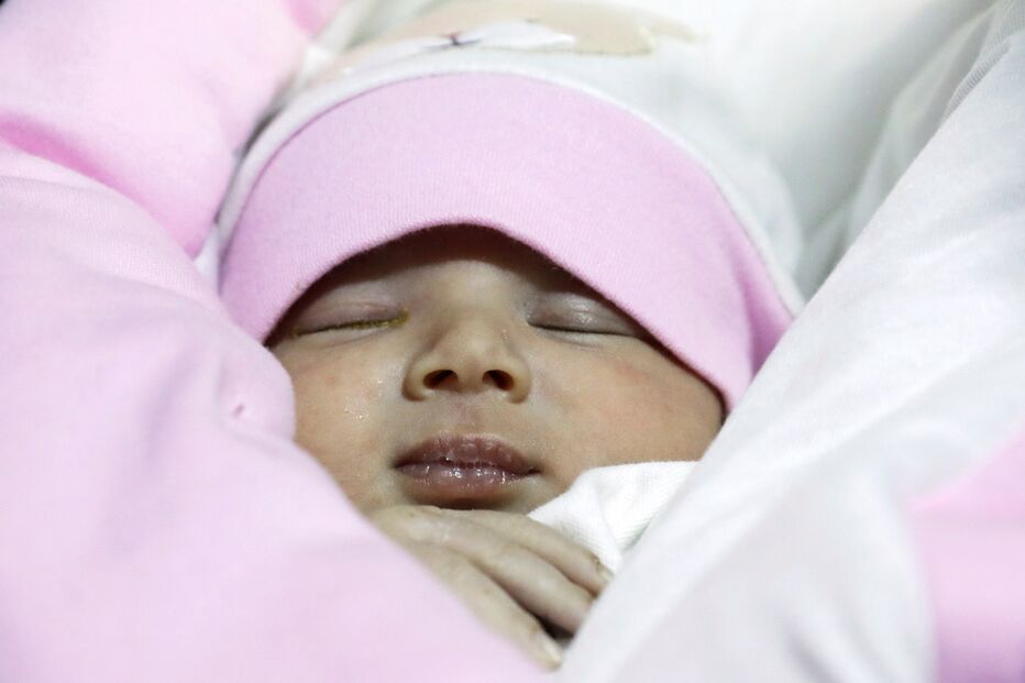 Tios adotam bebé resgatada dos escombros na Síria