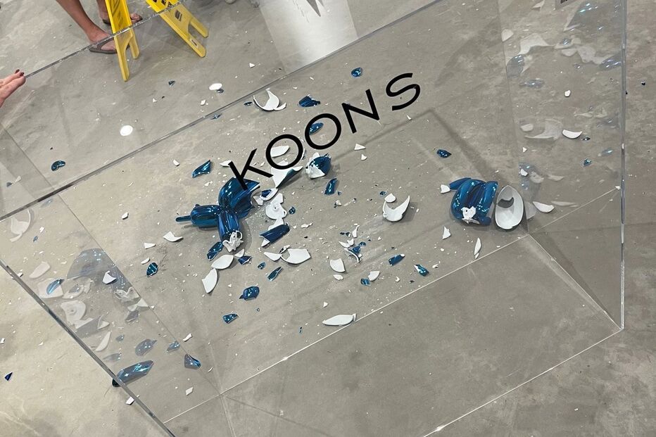 Escultura partida em feira de Miami