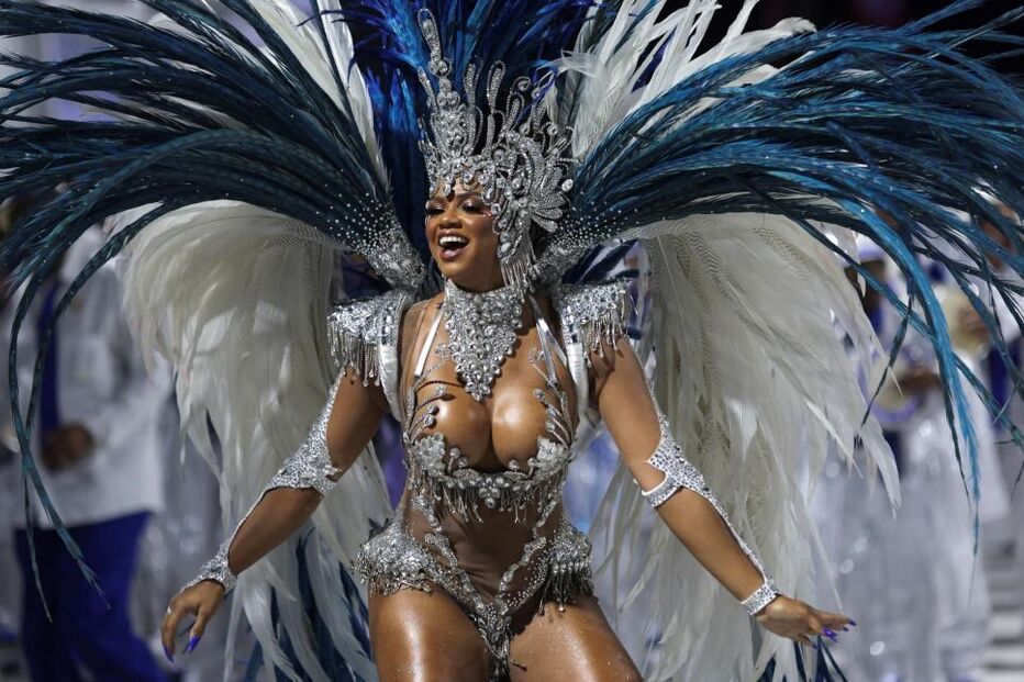 Desfiles de carnaval voltam a animar as ruas do Rio de Janeiro após dois anos de interrupção devido à pandemia.