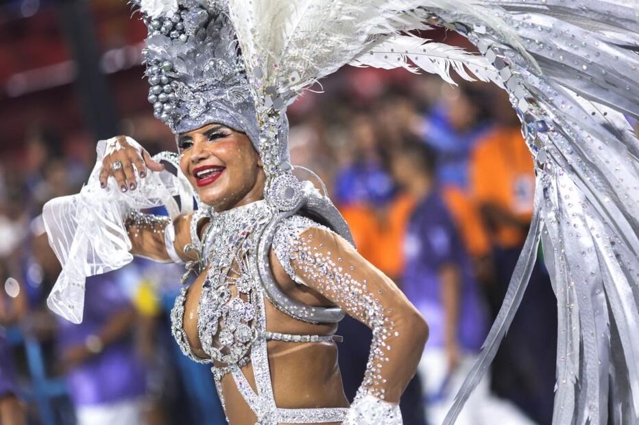 Desfiles de carnaval voltam a animar as ruas do Rio de Janeiro após dois anos de interrupção devido à pandemia.