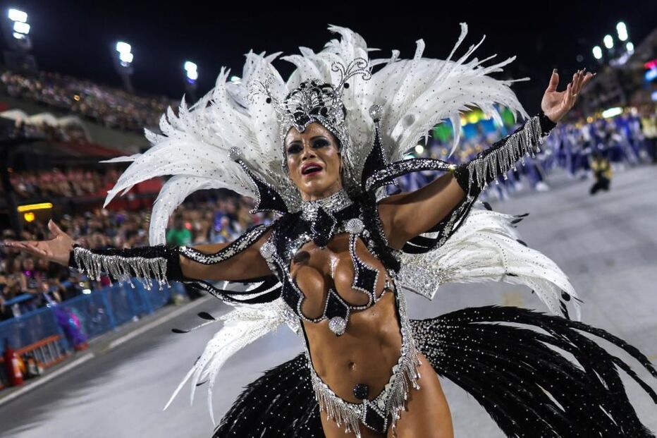 Desfiles de carnaval voltam a animar as ruas do Rio de Janeiro após dois anos de interrupção devido à pandemia.