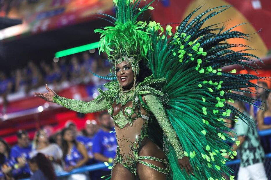 Desfiles de carnaval voltam a animar as ruas do Rio de Janeiro após dois anos de interrupção devido à pandemia.