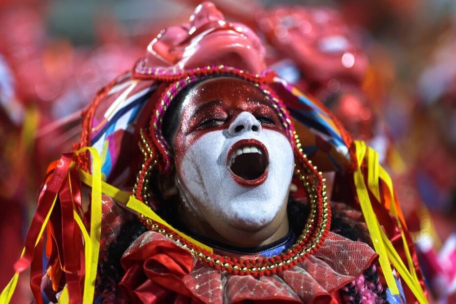 Desfiles de carnaval voltam a animar as ruas do Rio de Janeiro após dois anos de interrupção devido à pandemia.