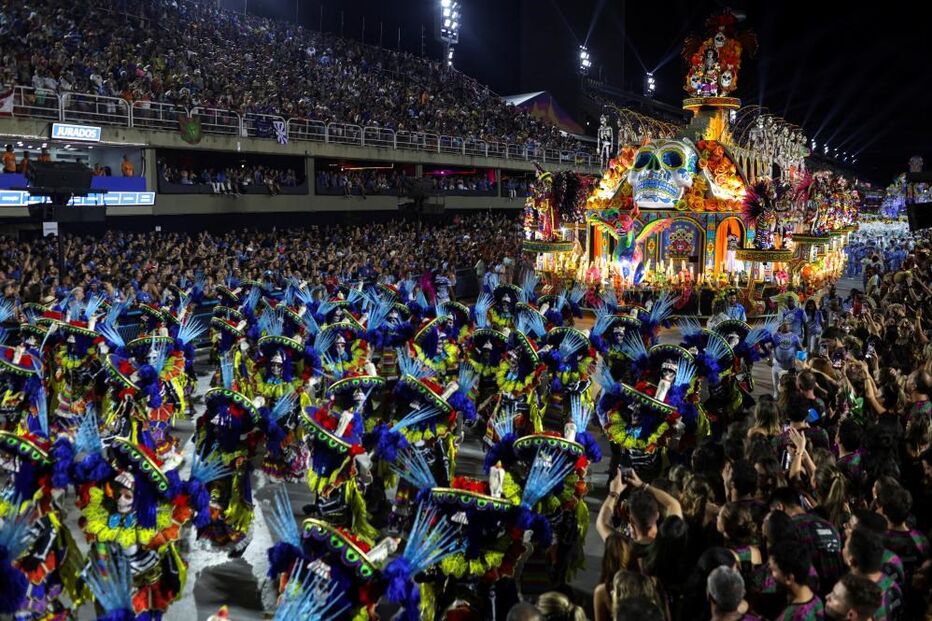 Desfiles de carnaval voltam a animar as ruas do Rio de Janeiro após dois anos de interrupção devido à pandemia.