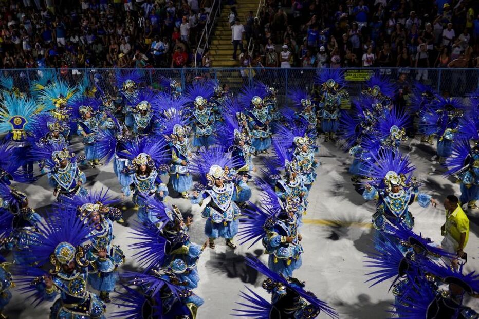 Desfiles de carnaval voltam a animar as ruas do Rio de Janeiro após dois anos de interrupção devido à pandemia.