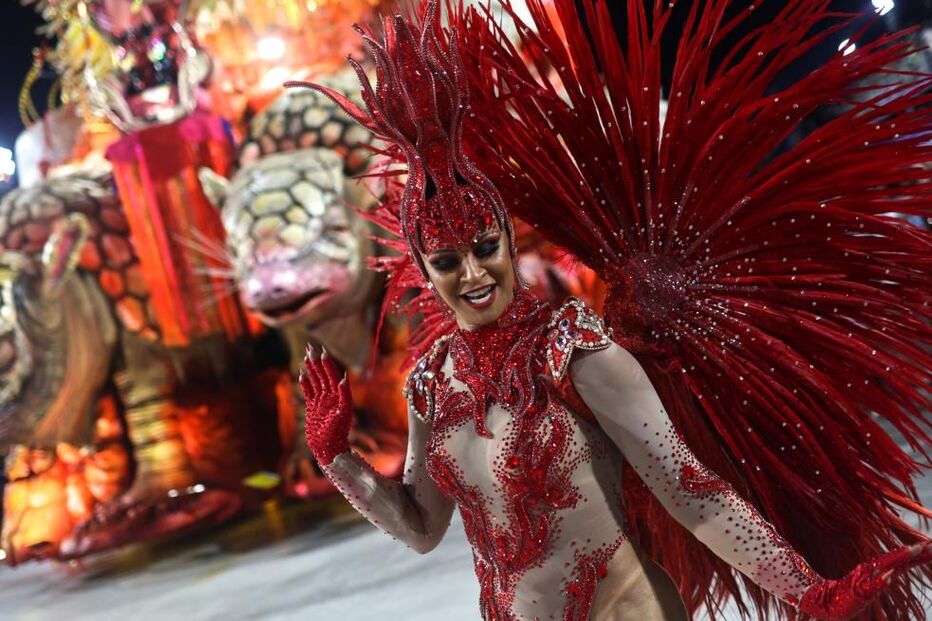 Desfiles de carnaval voltam a animar as ruas do Rio de Janeiro após dois anos de interrupção devido à pandemia.