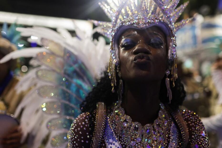 Desfiles de carnaval voltam a animar as ruas do Rio de Janeiro após dois anos de interrupção devido à pandemia.