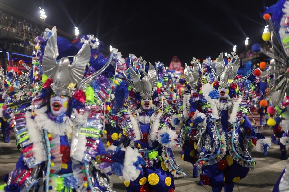 Desfiles de carnaval voltam a animar as ruas do Rio de Janeiro após dois anos de interrupção devido à pandemia.
