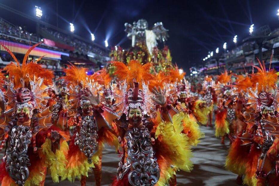 Desfiles de carnaval voltam a animar as ruas do Rio de Janeiro após dois anos de interrupção devido à pandemia.