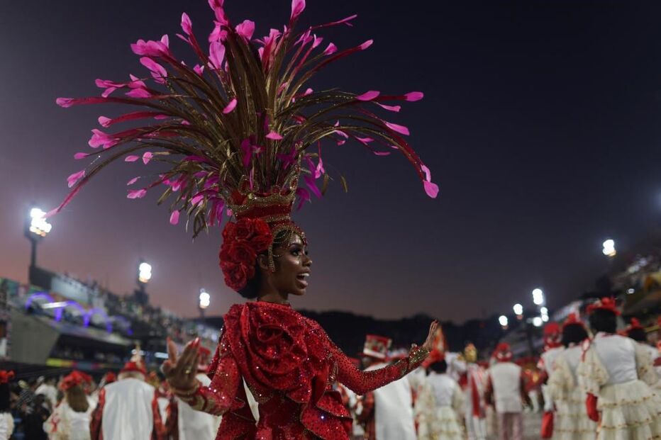 Desfiles de carnaval voltam a animar as ruas do Rio de Janeiro após dois anos de interrupção devido à pandemia.