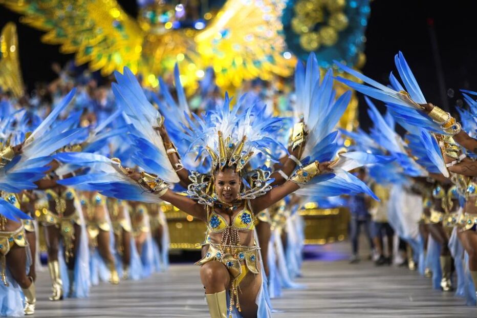 Desfiles de carnaval voltam a animar as ruas do Rio de Janeiro após dois anos de interrupção devido à pandemia.