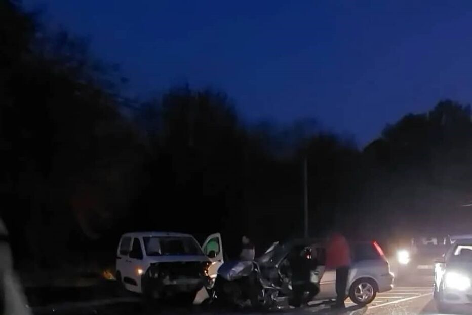 Três feridos em colisão entre dois carros em Montemor