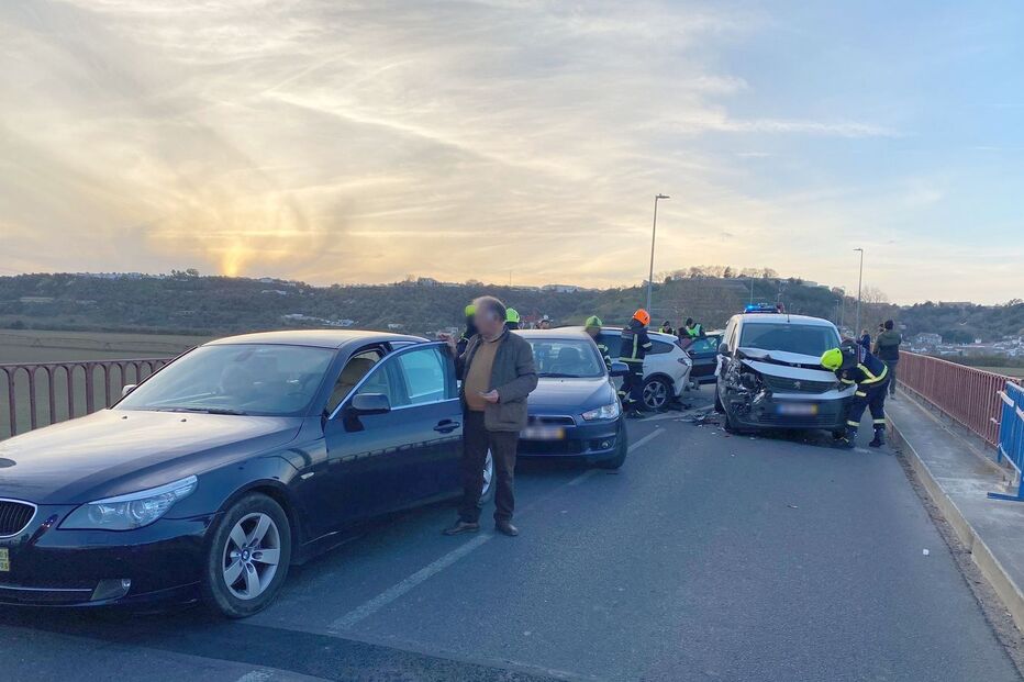Acidente com sete viaturas na Ponte D.Luís em Santarém