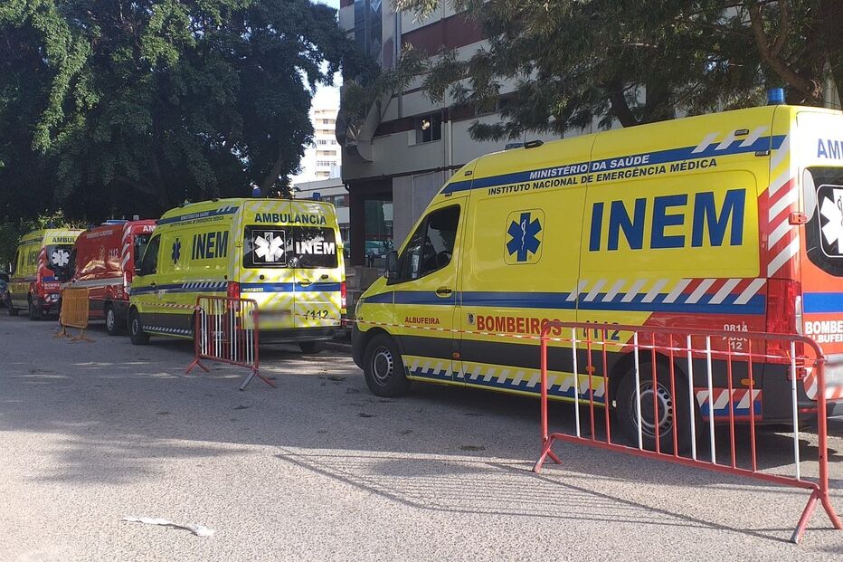 Ambulâncias retidas no Hospital de Faro