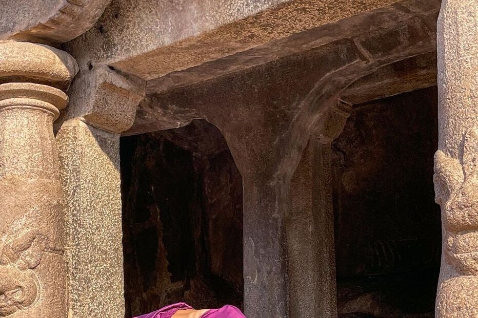 Cuca Roseta pratica ioga na Índia