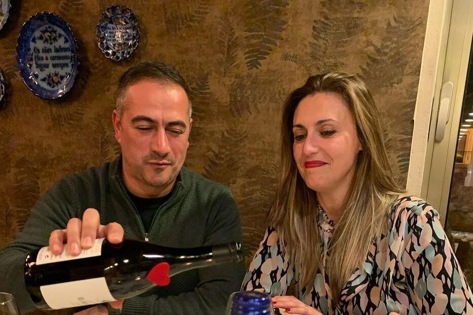 O casal recriou a fotografia tirada no casamento, 21 anos depois