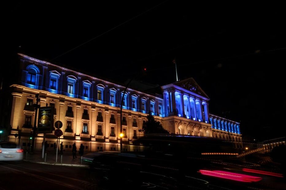 Parlamento português iluminado com as cores da Ucrânia