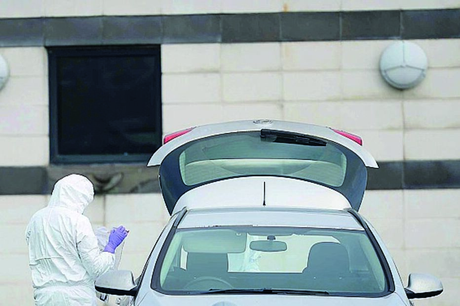 Polícia foi baleado junto ao carro, em frente ao filho