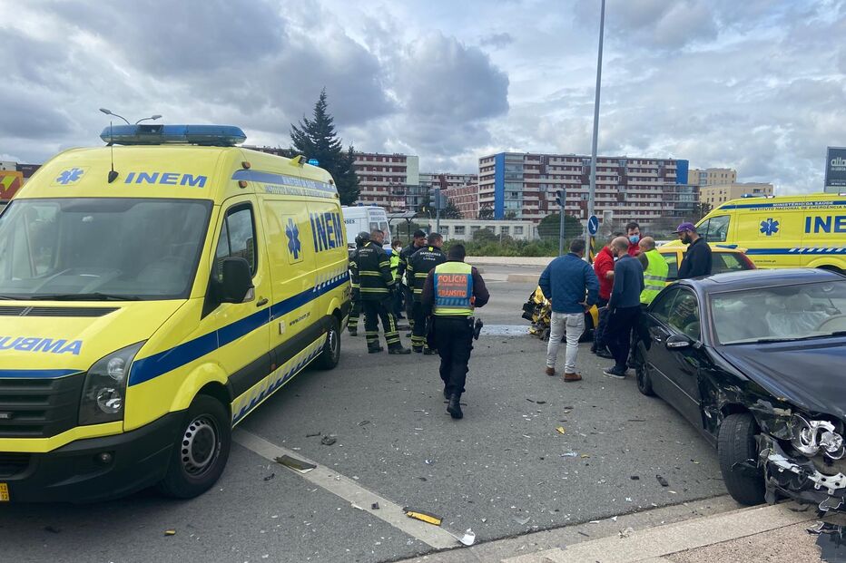 Acidente entre dois carros na Zona Alta de Lisboa 