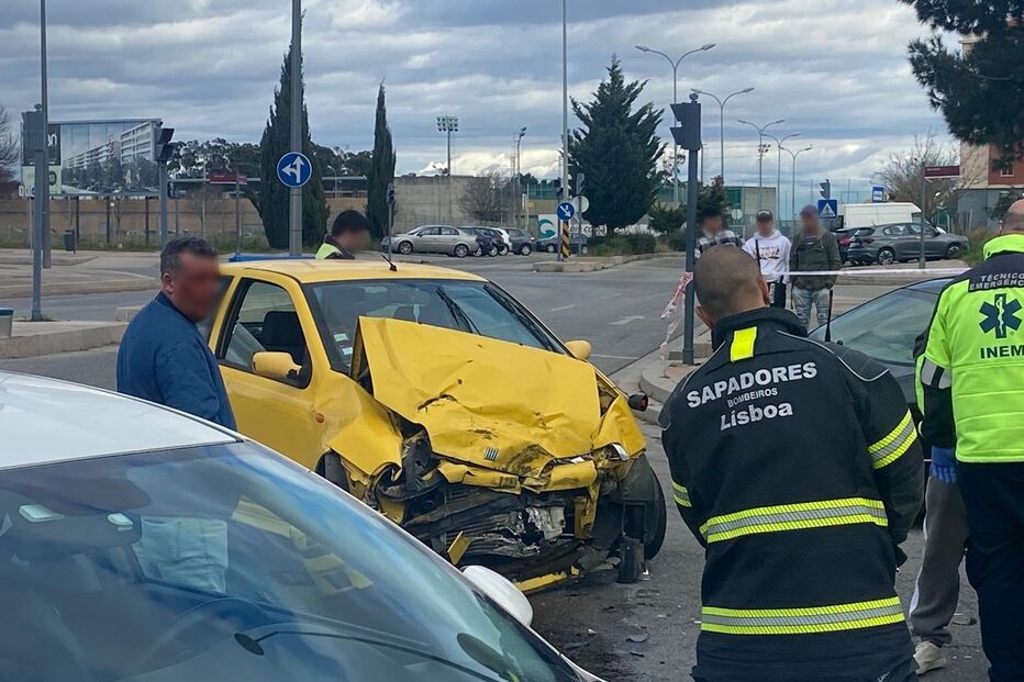 Acidente entre dois carros na Zona Alta de Lisboa 