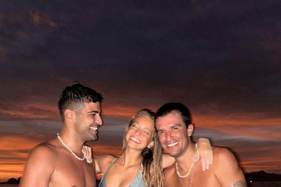 Margarida Corceiro posou ao lado de dois amigos nas Filipinas