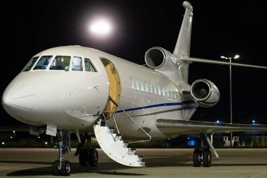 Novo Falcon 900 da Força Aérea após aterragem na Portela