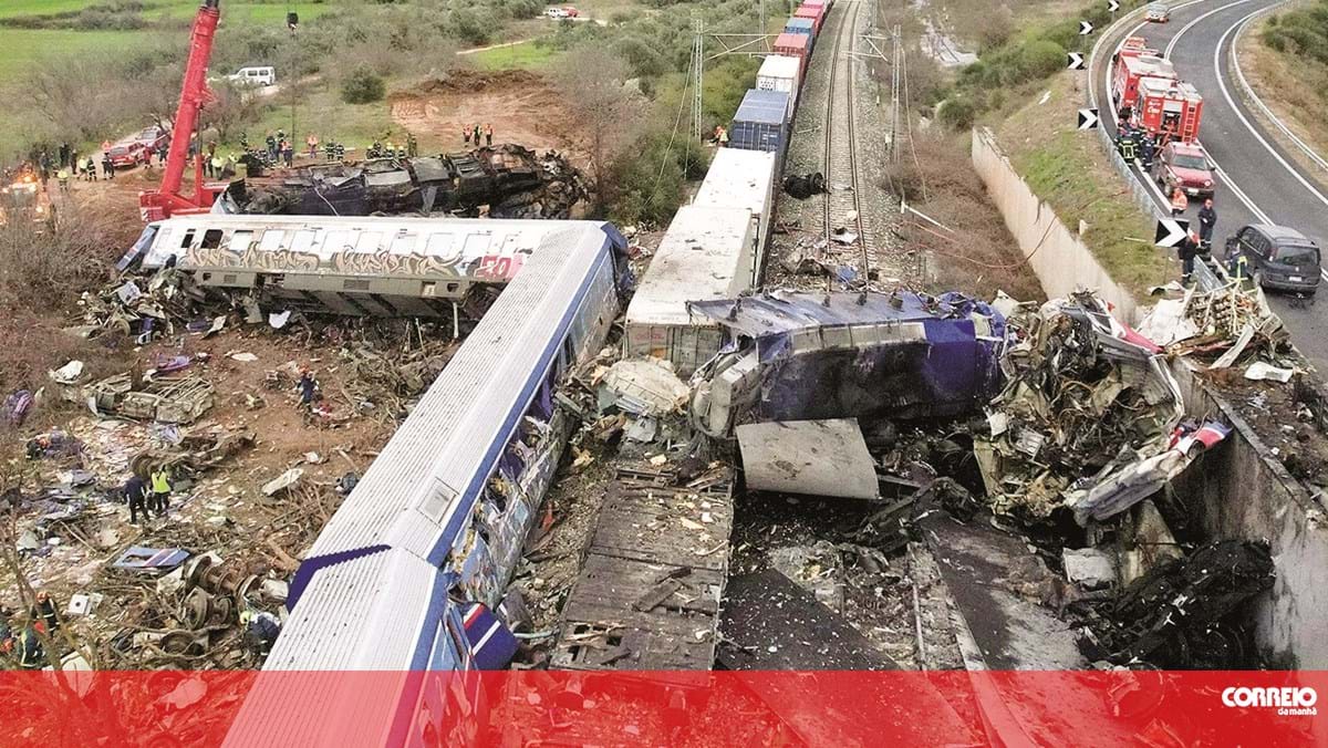 Mais de 30 mil pessoas manifestam-se um ano após desastre ferroviário na Grécia para exigir justiça