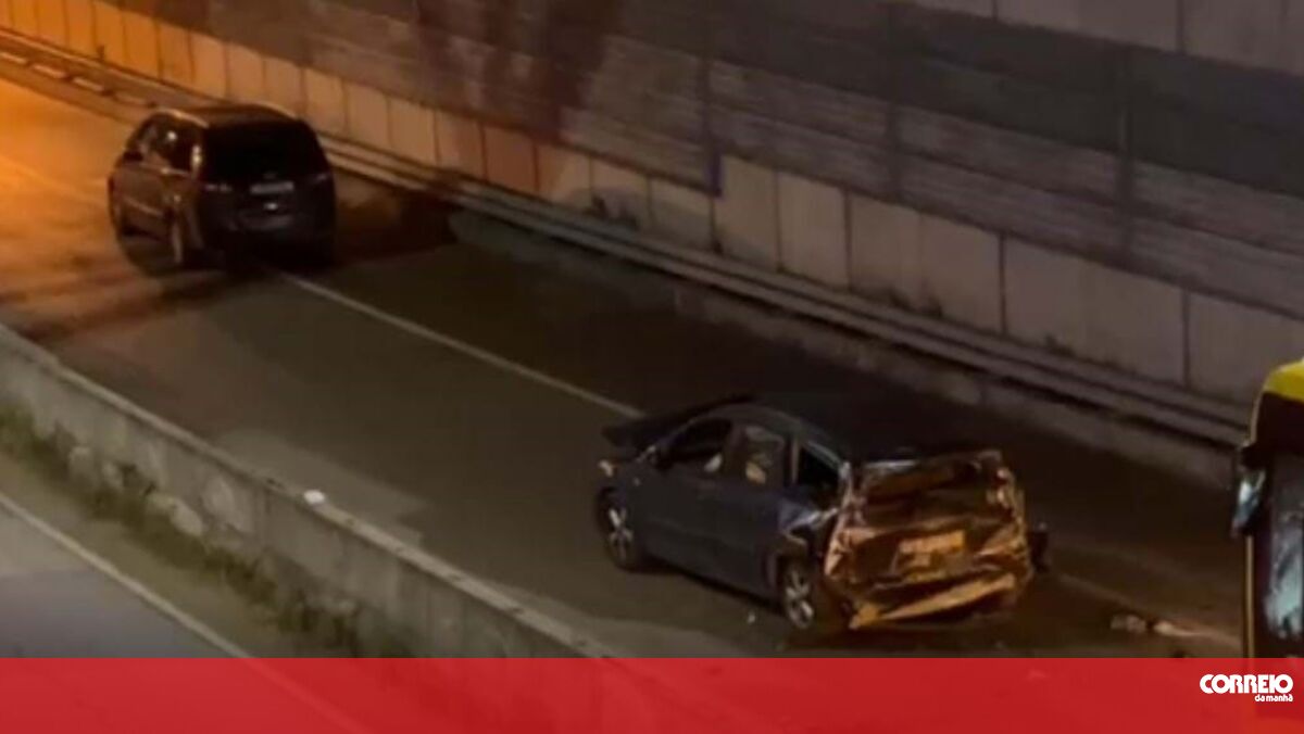 Colisão entre dois carros e um autocarro provoca cinco feridos na