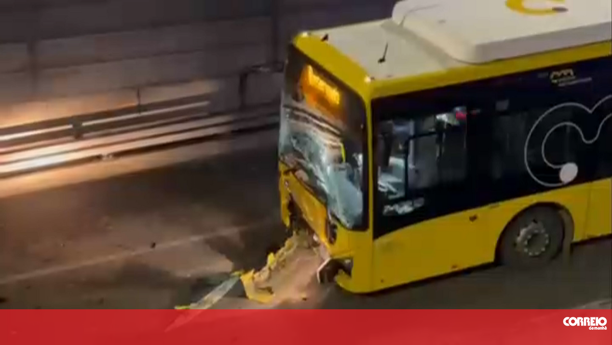 Duas crianças entre os cinco feridos em colisão entre dois carros e um