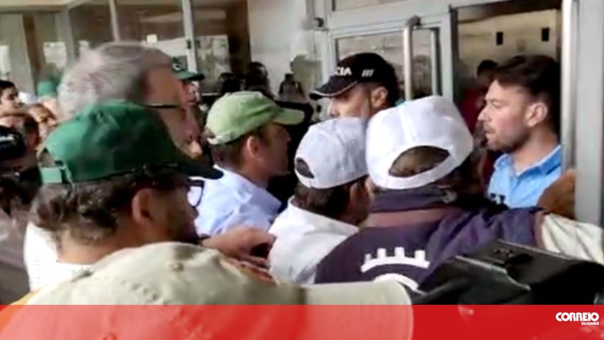 Agricultores invadem CCDR do Alentejo em Évora apesar da oposição da PSP