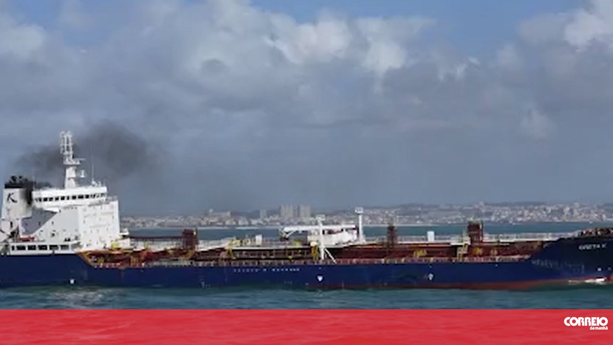 Militares da Marinha voltam a entrar em navio que ardeu e apagam dois focos de incêndio
