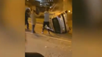 Populares ajudam jovem a sair de carro acidentado na Circunvalação no Porto