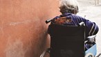 Funcionária judicial maltrata e põe a mãe idosa em cadeira de rodas a pedir esmola