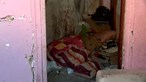 "Os meus filhos tomavam banho": Mãe das crianças que viviam em casa sem condições explica situação