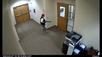 Imagens de videovigilância mostram atiradora de Nashville a chegar a escola e a disparar contra a porta