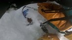 Vídeo mostra momento em que esquiador encontra homem enterrado na neve nos EUA