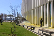 Ativistas ambientais pintam fachada da sede da EDP em protesto contra lucros