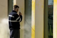 Ativistas ambientais pintam fachada da sede da EDP em protesto contra lucros