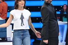 Inês Lopes Gonçalves usa camisola com fotografia de João Manzarra estampada