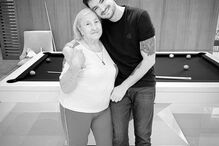 O influenciador com a avó