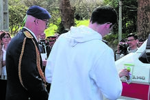 Cerimónia de batismo da ambulância, com a presença de familiares e amigos