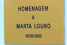 Placa com o nome da jovem  